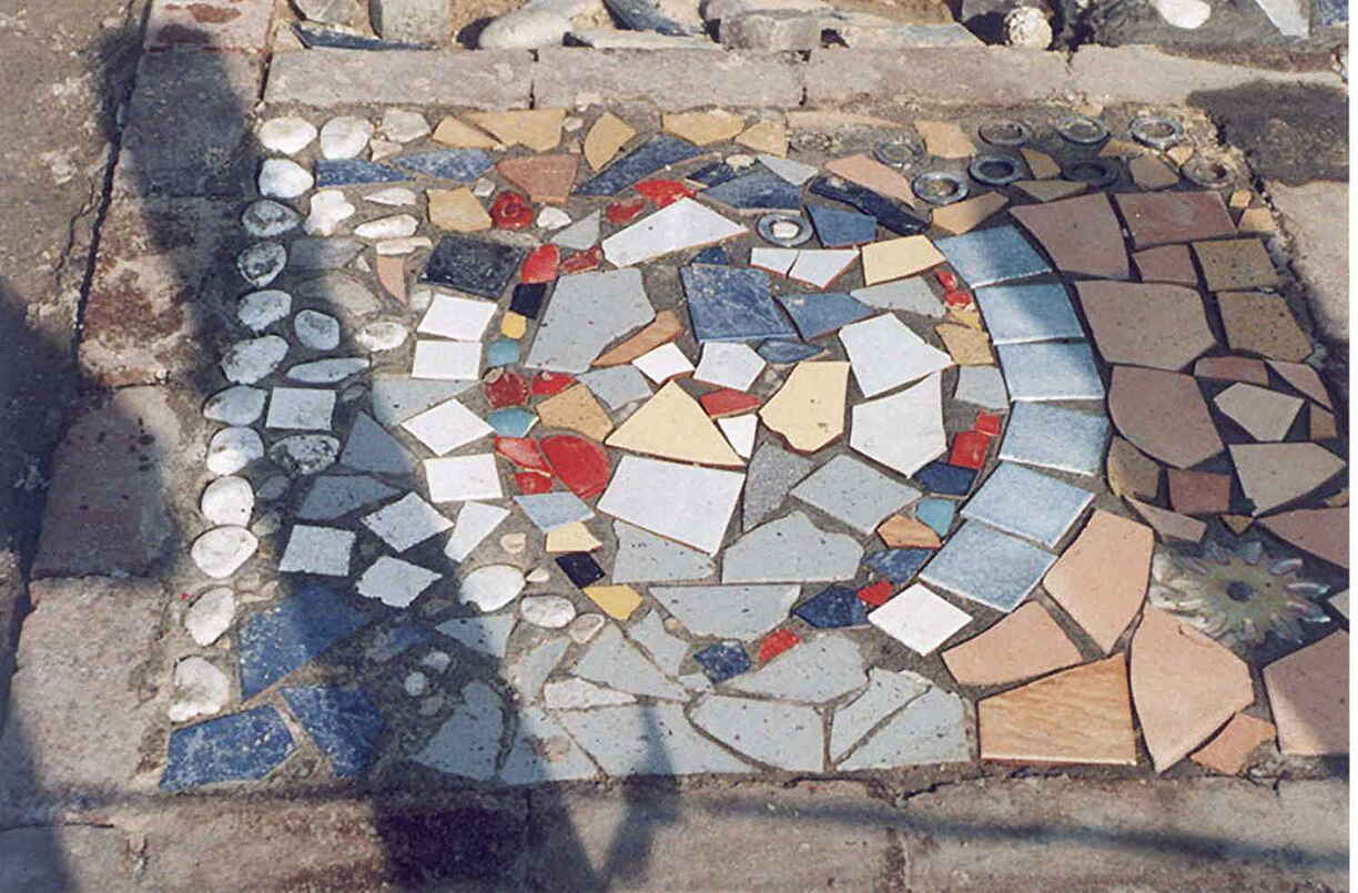 neue Schule Schulhof Steinmosaik