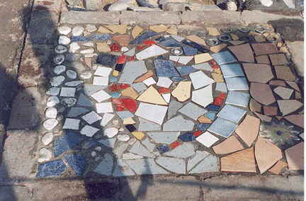 neue Schule Schulhof Steinmosaik