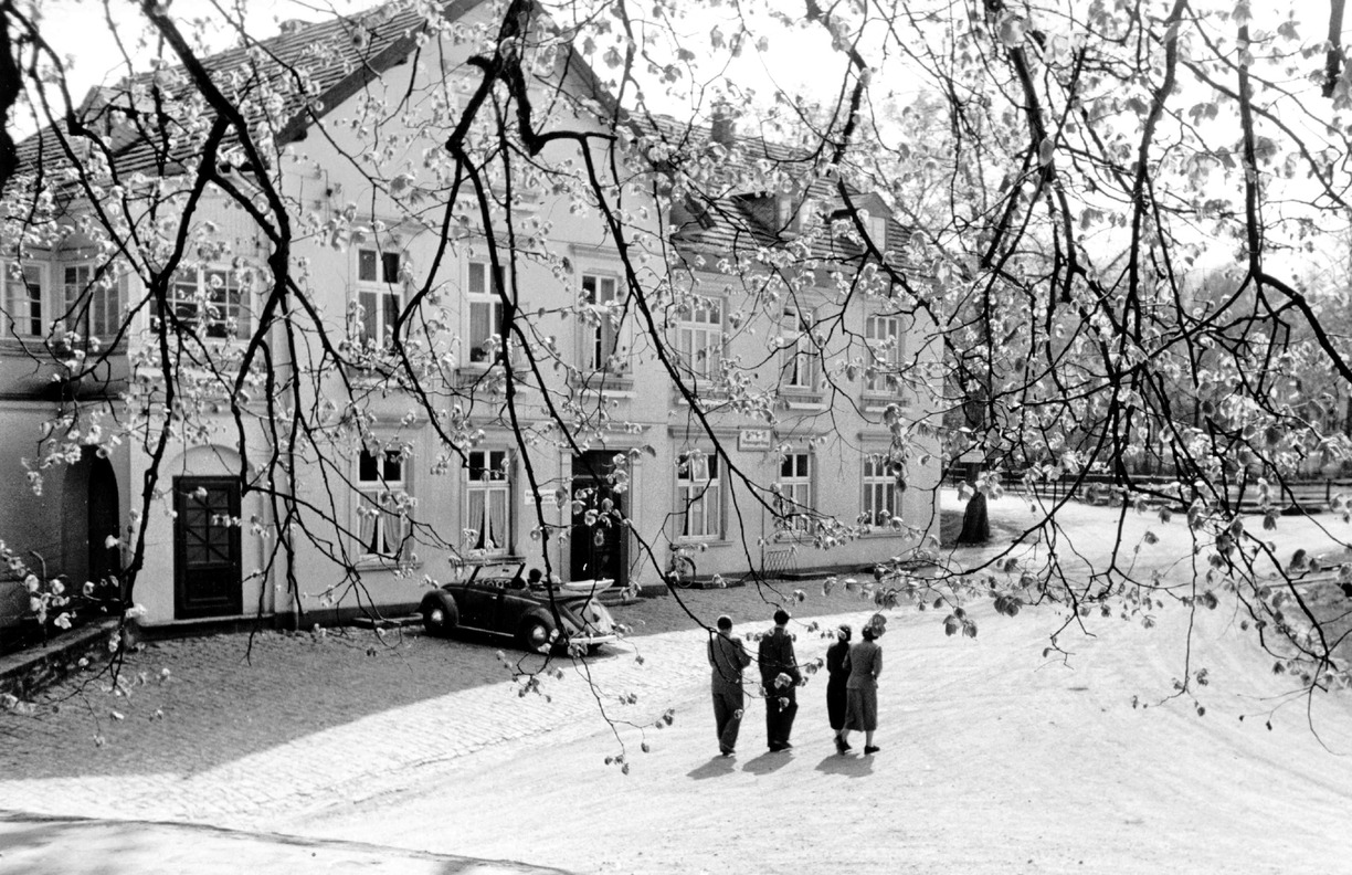 Stapelager Krug mit Eingang zur Gaststätte 1