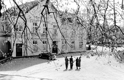 Stapelager Krug mit Eingang zur Gaststätte 1