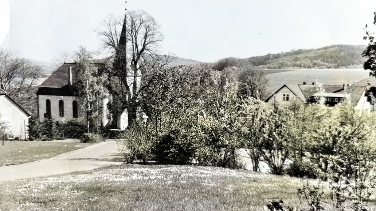 Kirche m. Haus und Str. nach Billinghausen 2
